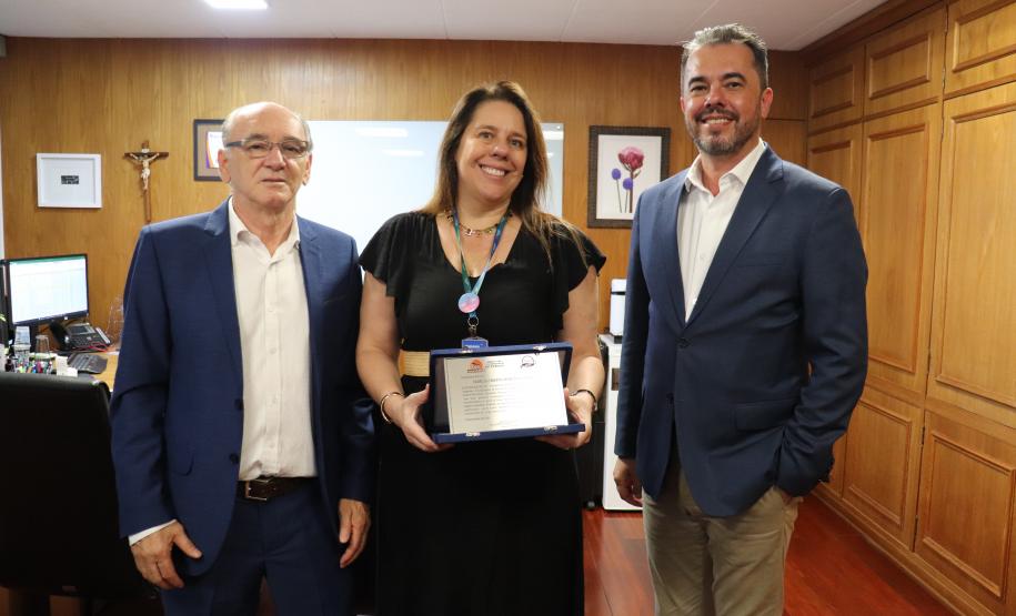 Diretora-geral da Fazenda recebe homenagem do Sindicato dos Fazendários do Paraná