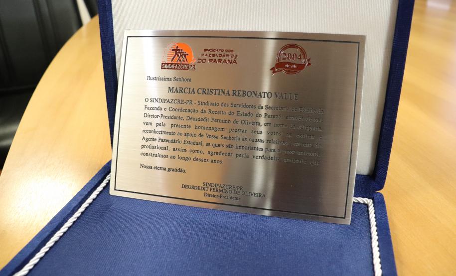 Diretora-geral da Fazenda recebe homenagem do Sindicato dos Fazendários do Paraná