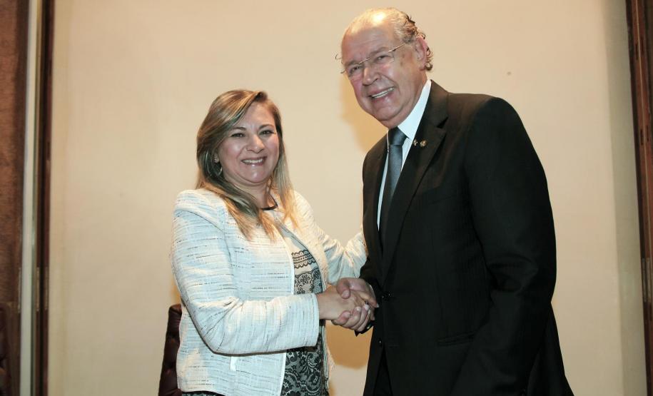 A secretária Jozélia Nogueira iniciou os trabalhos já na manhã dessa terça-feira (8). Antes, porém, acompanhada do diretor geral da pasta, Vitor Puppi, participou de solenidade de transmissão de cargo no Auditório da Secretaria da Fazenda. Ela substitui o deputado federal Luiz Carlos Hauly, que retorna à Câmara Federal.