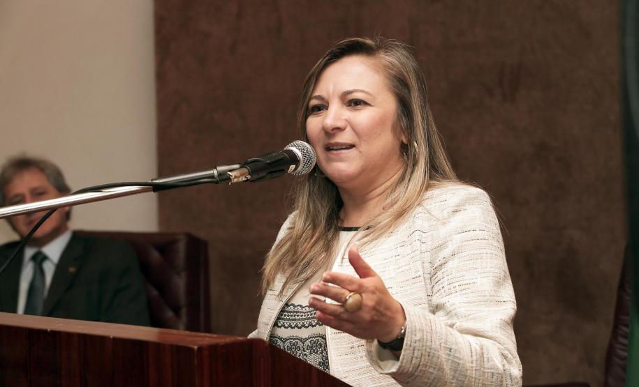 A secretária Jozélia Nogueira iniciou os trabalhos já na manhã dessa terça-feira (8). Antes, porém, acompanhada do diretor geral da pasta, Vitor Puppi, participou de solenidade de transmissão de cargo no Auditório da Secretaria da Fazenda. Ela substitui o deputado federal Luiz Carlos Hauly, que retorna à Câmara Federal.