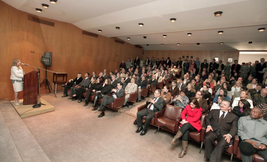 A secretária Jozélia Nogueira iniciou os trabalhos já na manhã dessa terça-feira (8). Antes, porém, acompanhada do diretor geral da pasta, Vitor Puppi, participou de solenidade de transmissão de cargo no Auditório da Secretaria da Fazenda. Ela substitui o deputado federal Luiz Carlos Hauly, que retorna à Câmara Federal.
