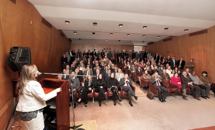 A secretária Jozélia Nogueira iniciou os trabalhos já na manhã dessa terça-feira (8). Antes, porém, acompanhada do diretor geral da pasta, Vitor Puppi, participou de solenidade de transmissão de cargo no Auditório da Secretaria da Fazenda. Ela substitui o deputado federal Luiz Carlos Hauly, que retorna à Câmara Federal.