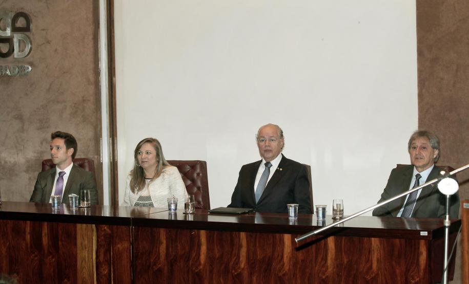 A secretária Jozélia Nogueira iniciou os trabalhos já na manhã dessa terça-feira (8). Antes, porém, acompanhada do diretor geral da pasta, Vitor Puppi, participou de solenidade de transmissão de cargo no Auditório da Secretaria da Fazenda. Ela substitui o deputado federal Luiz Carlos Hauly, que retorna à Câmara Federal.