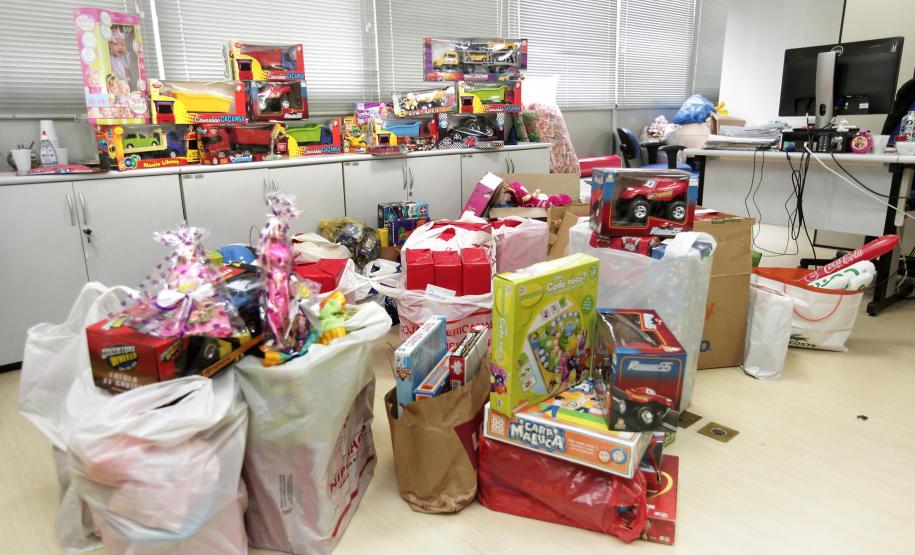 Em clima de festa, auditores e agentes fiscais da Secretaria da Fazenda do Paraná entregaram na manhã desta quinta-feira (10) brinquedos para 163 crianças do Centro Vicentino de Educação Infantil. A campanha foi realizada entre os servidores da Receita Estadual e resultou na doação de mais de 300 brinquedos.