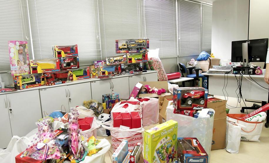 Em clima de festa, auditores e agentes fiscais da Secretaria da Fazenda do Paraná entregaram na manhã desta quinta-feira (10) brinquedos para 163 crianças do Centro Vicentino de Educação Infantil. A campanha foi realizada entre os servidores da Receita Estadual e resultou na doação de mais de 300 brinquedos.