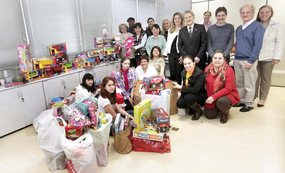 Em clima de festa, auditores e agentes fiscais da Secretaria da Fazenda do Paraná entregaram na manhã desta quinta-feira (10) brinquedos para 163 crianças do Centro Vicentino de Educação Infantil. A campanha foi realizada entre os servidores da Receita Estadual e resultou na doação de mais de 300 brinquedos.