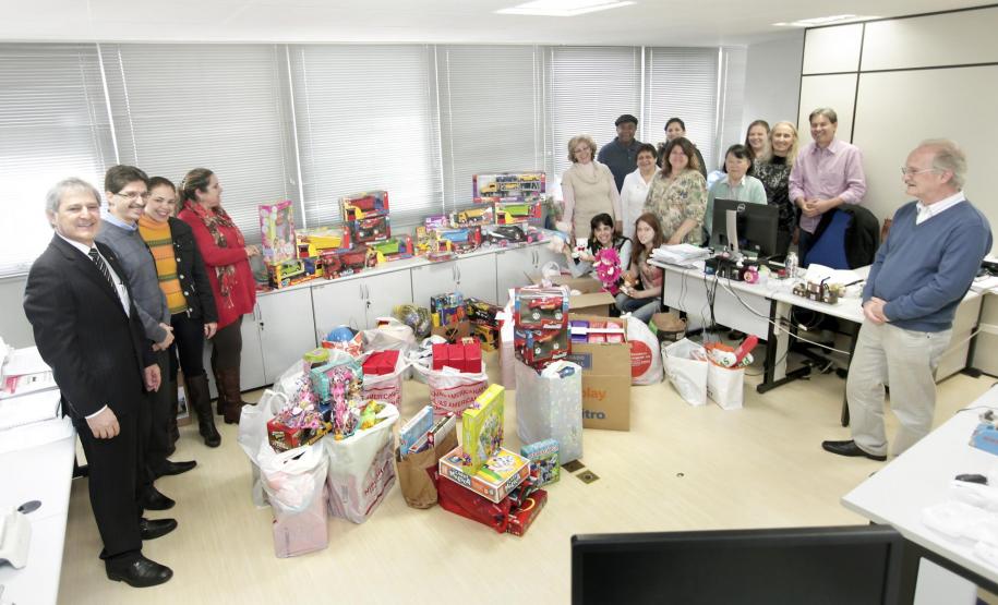 Em clima de festa, auditores e agentes fiscais da Secretaria da Fazenda do Paraná entregaram na manhã desta quinta-feira (10) brinquedos para 163 crianças do Centro Vicentino de Educação Infantil. A campanha foi realizada entre os servidores da Receita Estadual e resultou na doação de mais de 300 brinquedos.
