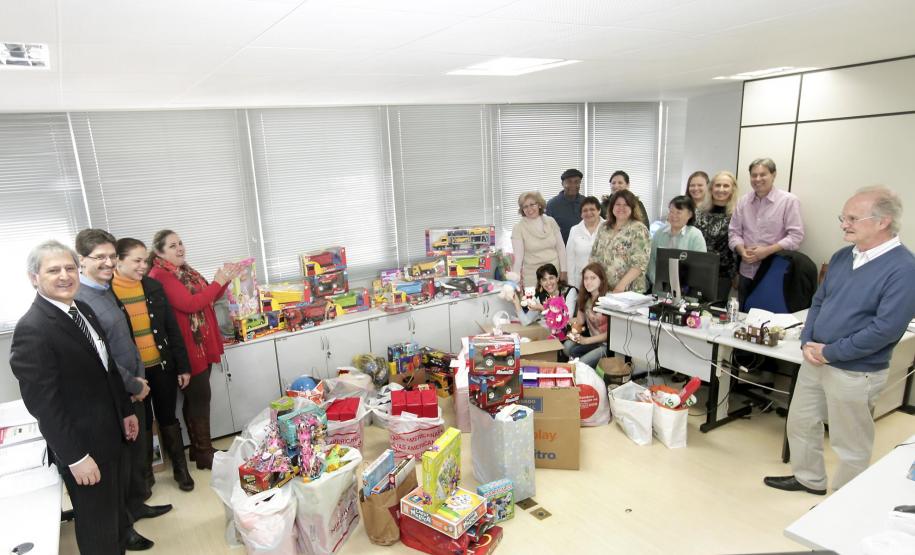 Em clima de festa, auditores e agentes fiscais da Secretaria da Fazenda do Paraná entregaram na manhã desta quinta-feira (10) brinquedos para 163 crianças do Centro Vicentino de Educação Infantil. A campanha foi realizada entre os servidores da Receita Estadual e resultou na doação de mais de 300 brinquedos.
