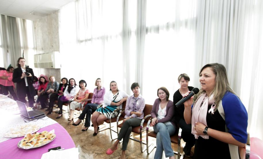 Na manhã desta sexta-feira (18), servidoras da Secretaria da Fazenda e da Receita Estadual participaram de um café com a finalidade de alertá-las sobre a necessidade da prevenção ao câncer de mama. A secretária Jozélia Nogueira enfatizou a importância da mulher “dar mais atenção à saúde” fazendo os exames periódicos para evitar o surgimento de doenças.