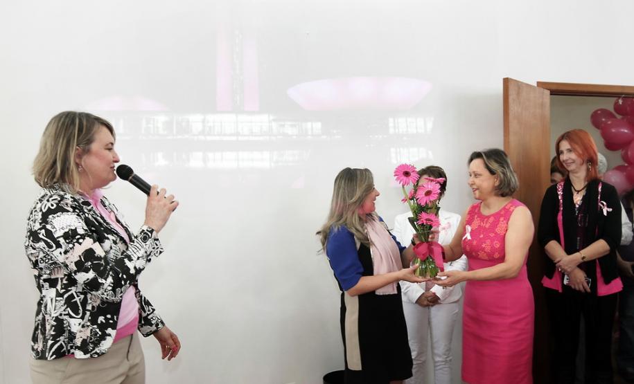 Na manhã desta sexta-feira (18), servidoras da Secretaria da Fazenda e da Receita Estadual participaram de um café com a finalidade de alertá-las sobre a necessidade da prevenção ao câncer de mama. A secretária Jozélia Nogueira enfatizou a importância da mulher “dar mais atenção à saúde” fazendo os exames periódicos para evitar o surgimento de doenças.