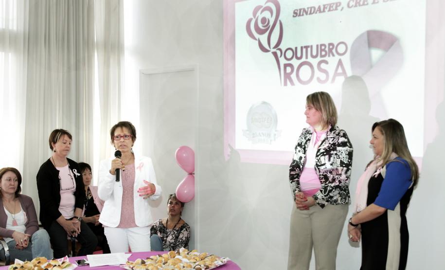 Na manhã desta sexta-feira (18), servidoras da Secretaria da Fazenda e da Receita Estadual participaram de um café com a finalidade de alertá-las sobre a necessidade da prevenção ao câncer de mama. A secretária Jozélia Nogueira enfatizou a importância da mulher “dar mais atenção à saúde” fazendo os exames periódicos para evitar o surgimento de doenças.