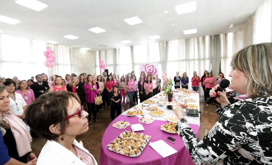 Na manhã desta sexta-feira (18), servidoras da Secretaria da Fazenda e da Receita Estadual participaram de um café com a finalidade de alertá-las sobre a necessidade da prevenção ao câncer de mama. A secretária Jozélia Nogueira enfatizou a importância da mulher “dar mais atenção à saúde” fazendo os exames periódicos para evitar o surgimento de doenças.