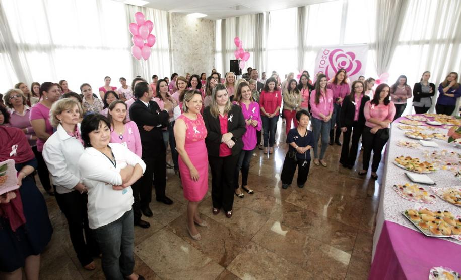 Na manhã desta sexta-feira (18), servidoras da Secretaria da Fazenda e da Receita Estadual participaram de um café com a finalidade de alertá-las sobre a necessidade da prevenção ao câncer de mama. A secretária Jozélia Nogueira enfatizou a importância da mulher “dar mais atenção à saúde” fazendo os exames periódicos para evitar o surgimento de doenças.