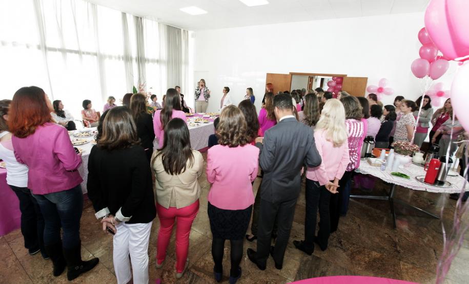 Na manhã desta sexta-feira (18), servidoras da Secretaria da Fazenda e da Receita Estadual participaram de um café com a finalidade de alertá-las sobre a necessidade da prevenção ao câncer de mama. A secretária Jozélia Nogueira enfatizou a importância da mulher “dar mais atenção à saúde” fazendo os exames periódicos para evitar o surgimento de doenças.