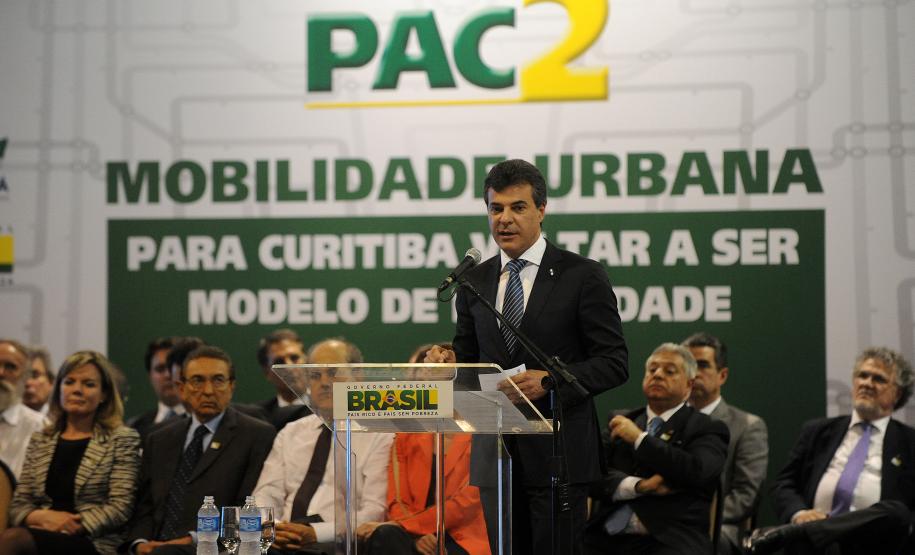 O governador Beto Richa anunciou nesta terça-feira (29/10), durante o evento com a presidente Dilma Rousseff, em Curitiba, a liberação pelo governo federal de financiamentos nacionais e internacionais para o Paraná que somam R$ 3,9 bilhões.