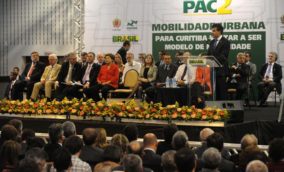 O governador Beto Richa anunciou nesta terça-feira (29/10), durante o evento com a presidente Dilma Rousseff, em Curitiba, a liberação pelo governo federal de financiamentos nacionais e internacionais para o Paraná que somam R$ 3,9 bilhões.
