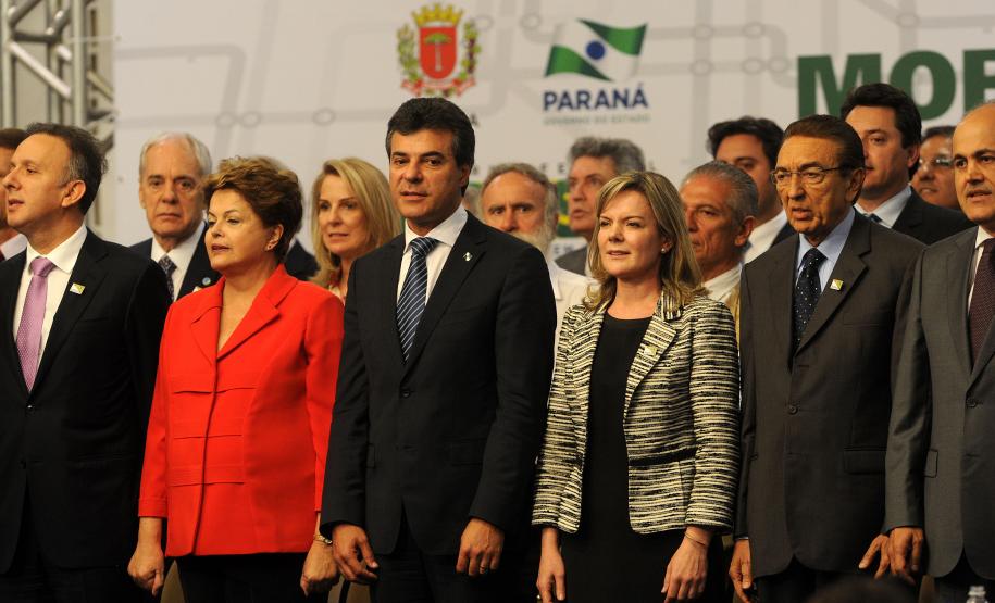 O governador Beto Richa anunciou nesta terça-feira (29/10), durante o evento com a presidente Dilma Rousseff, em Curitiba, a liberação pelo governo federal de financiamentos nacionais e internacionais para o Paraná que somam R$ 3,9 bilhões.