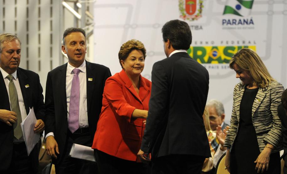 O governador Beto Richa anunciou nesta terça-feira (29/10), durante o evento com a presidente Dilma Rousseff, em Curitiba, a liberação pelo governo federal de financiamentos nacionais e internacionais para o Paraná que somam R$ 3,9 bilhões.