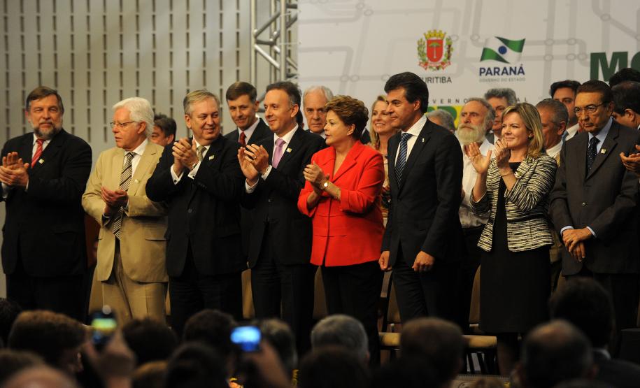 O governador Beto Richa anunciou nesta terça-feira (29/10), durante o evento com a presidente Dilma Rousseff, em Curitiba, a liberação pelo governo federal de financiamentos nacionais e internacionais para o Paraná que somam R$ 3,9 bilhões.