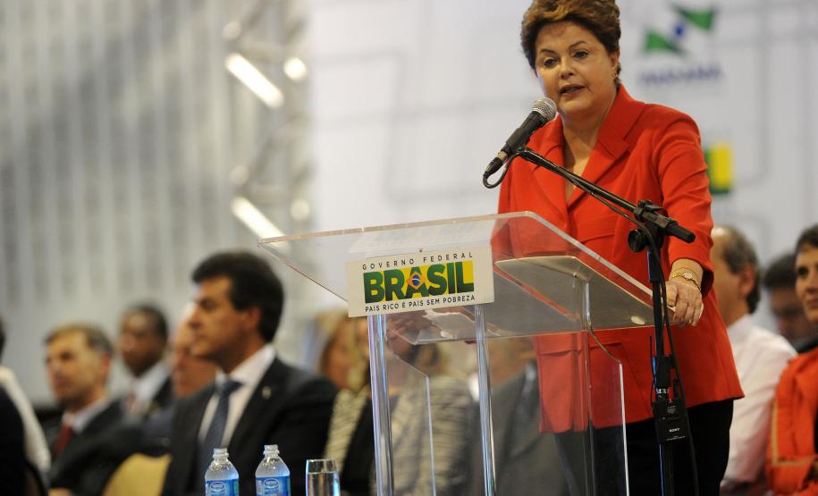 O governador Beto Richa anunciou nesta terça-feira (29/10), durante o evento com a presidente Dilma Rousseff, em Curitiba, a liberação pelo governo federal de financiamentos nacionais e internacionais para o Paraná que somam R$ 3,9 bilhões.