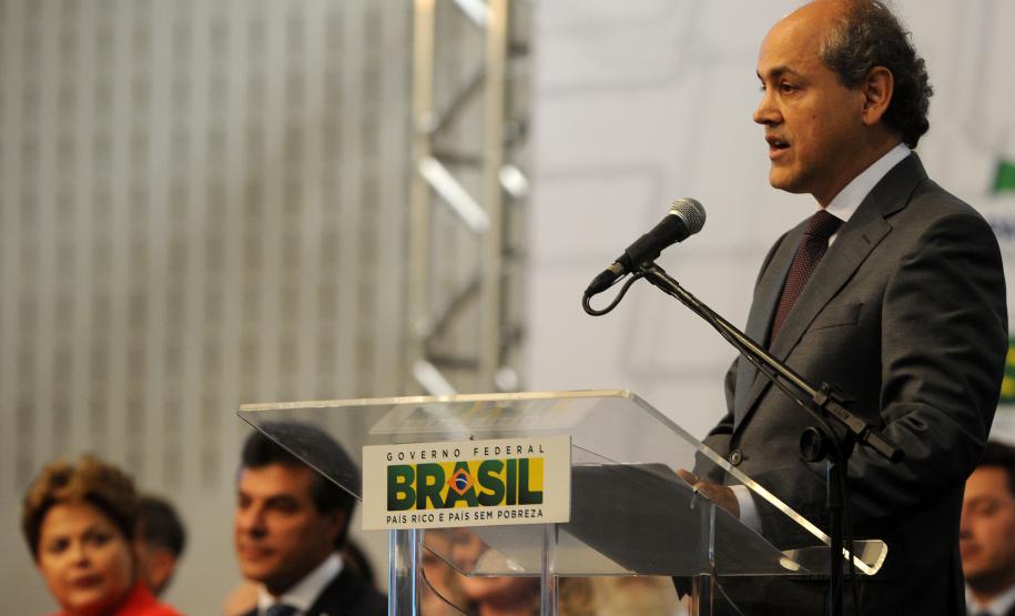 O governador Beto Richa anunciou nesta terça-feira (29/10), durante o evento com a presidente Dilma Rousseff, em Curitiba, a liberação pelo governo federal de financiamentos nacionais e internacionais para o Paraná que somam R$ 3,9 bilhões.