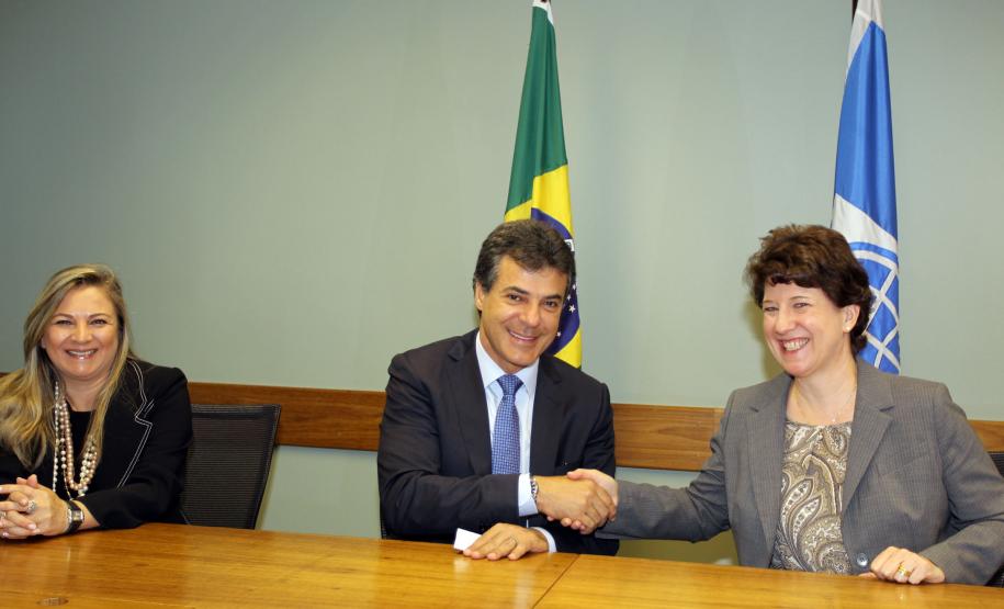 Governador Beto Richa, ao lado da diretora para o Brasil do Banco Mundial, Debora Wetzel, e da secretária da Fazenda, Jozélia Nogueira, assina contrato de financiamento com o Banco Mundial (Bird) que garante ao Estado o acesso a US$ 350 milhões (cerca de R$ 815 milhões) para investimentos em nove programas.