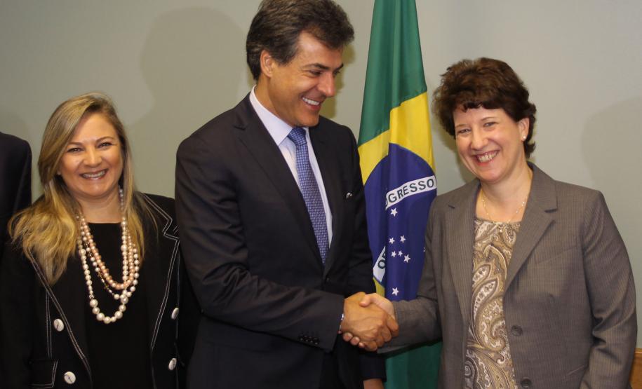 Governador Beto Richa, ao lado da diretora para o Brasil do Banco Mundial, Debora Wetzel, e da secretária da Fazenda, Jozélia Nogueira, assina contrato de financiamento com o Banco Mundial (Bird) que garante ao Estado o acesso a US$ 350 milhões (cerca de R$ 815 milhões) para investimentos em nove programas.