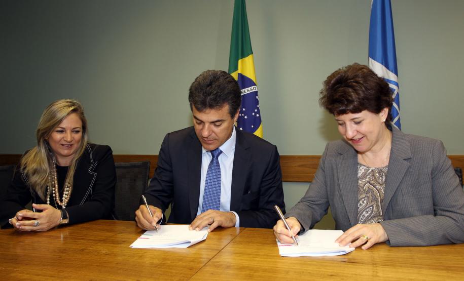 Governador Beto Richa, ao lado da diretora para o Brasil do Banco Mundial, Debora Wetzel, e da secretária da Fazenda, Jozélia Nogueira, assina contrato de financiamento com o Banco Mundial (Bird) que garante ao Estado o acesso a US$ 350 milhões (cerca de R$ 815 milhões) para investimentos em nove programas.