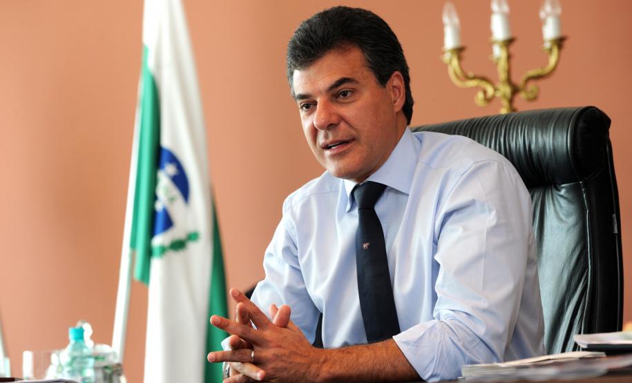 O Governo do Estado transferiu aos municípios no ano passado R$ 6,2 bilhões referentes ao Imposto sobre Circulação de Mercadorias e Serviços (ICMS) e Imposto sobre Propriedade de Veículo Automotivo (IPVA). O volume de recursos representa um acréscimo de R$ 831 milhões em relação às transferências feitas de janeiro a dezembro de 2012, quando os repasses somaram R$ 5,37 bilhões. O aumento nominal foi de 15,46%.