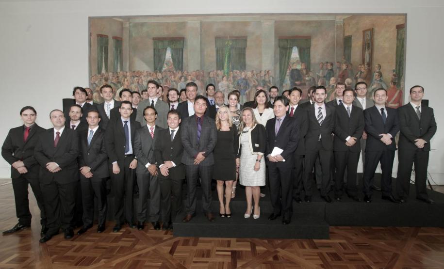 O governador Beto Richa assinou nesta quarta-feira (15/01), no Palácio Iguaçu, em Curitiba, o termo de posse de 38 novos auditores fiscais nível A, que ingressam no quadro funcional do Estado após passarem em concurso público realizado no ano passado