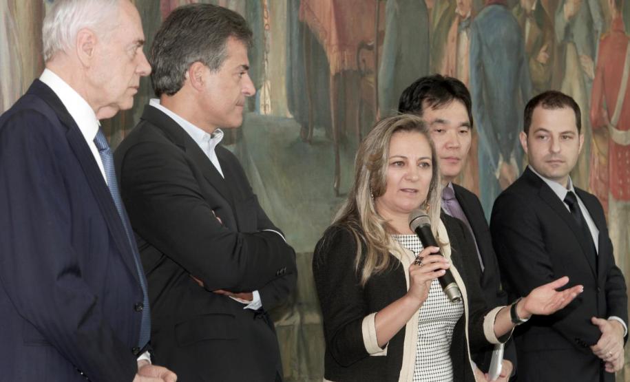 O governador Beto Richa assinou nesta quarta-feira (15/01), no Palácio Iguaçu, em Curitiba, o termo de posse de 38 novos auditores fiscais nível A, que ingressam no quadro funcional do Estado após passarem em concurso público realizado no ano passado