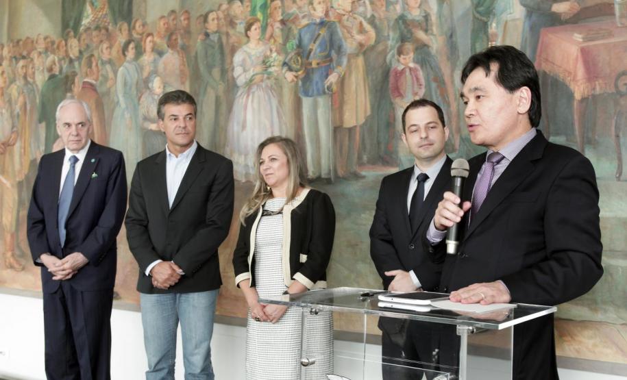 O governador Beto Richa assinou nesta quarta-feira (15/01), no Palácio Iguaçu, em Curitiba, o termo de posse de 38 novos auditores fiscais nível A, que ingressam no quadro funcional do Estado após passarem em concurso público realizado no ano passado