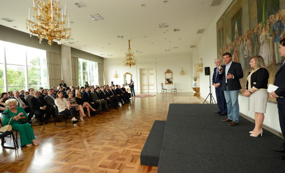 O governador Beto Richa assinou nesta quarta-feira (15/01), no Palácio Iguaçu, em Curitiba, o termo de posse de 38 novos auditores fiscais nível A, que ingressam no quadro funcional do Estado após passarem em concurso público realizado no ano passado