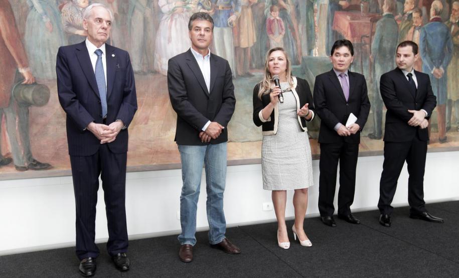 O governador Beto Richa assinou nesta quarta-feira (15/01), no Palácio Iguaçu, em Curitiba, o termo de posse de 38 novos auditores fiscais nível A, que ingressam no quadro funcional do Estado após passarem em concurso público realizado no ano passado