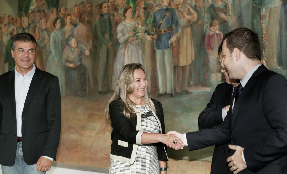 O governador Beto Richa assinou nesta quarta-feira (15/01), no Palácio Iguaçu, em Curitiba, o termo de posse de 38 novos auditores fiscais nível A, que ingressam no quadro funcional do Estado após passarem em concurso público realizado no ano passado