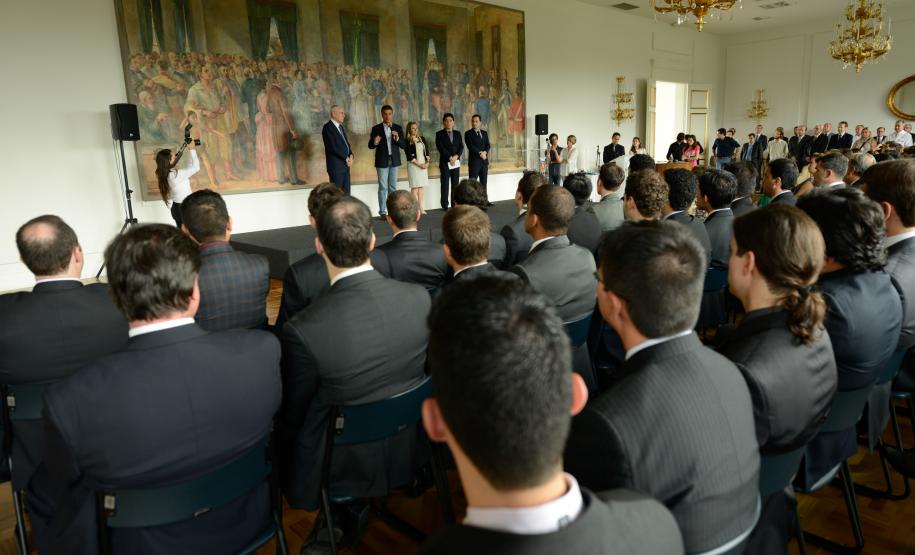 O governador Beto Richa assinou nesta quarta-feira (15/01), no Palácio Iguaçu, em Curitiba, o termo de posse de 38 novos auditores fiscais nível A, que ingressam no quadro funcional do Estado após passarem em concurso público realizado no ano passado