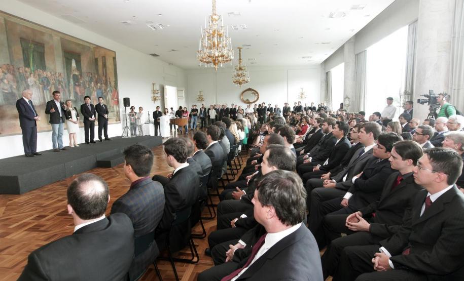 O governador Beto Richa assinou nesta quarta-feira (15/01), no Palácio Iguaçu, em Curitiba, o termo de posse de 38 novos auditores fiscais nível A, que ingressam no quadro funcional do Estado após passarem em concurso público realizado no ano passado