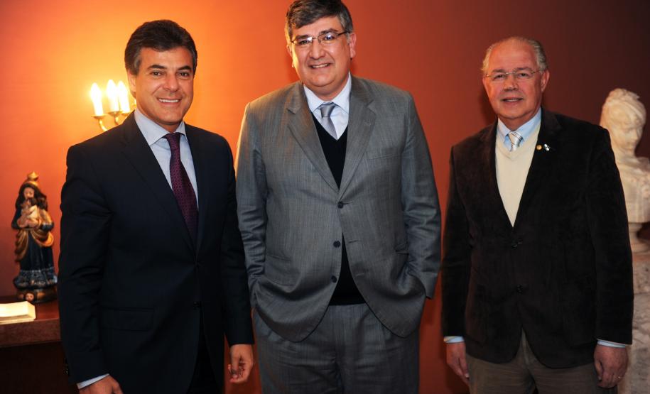 O governador Beto Richa indicou o atual diretor-geral da Secretaria da Fazenda, Amauri Escudero Martins, para ser o Secretário do Escritório de Representação do Paraná em Brasília. Na foto, o governador Beto Richa, o diretor-geral da secretaria da Fazenda, Amauri Escudero Martins e o secretário da Fazenda, Luiz Carlos Hauly. Curitiba,