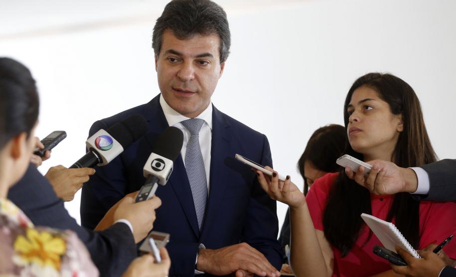 Liberação de financiamento corrige injustiça contra o Paraná, diz Richa O governador Beto Richa afirmou nesta quarta-feira (12/02) que a liberação dos recursos do Programa de Apoio ao Investimento dos Estados e Distrito Federal (Proinveste), garantida por liminar do ministro Marco Aurélio Mello, do Supremo Tribunal Federal (STF), corrige uma injustiça que vinha sendo imposta ao Estado e que atingia a todos os paranaenses.