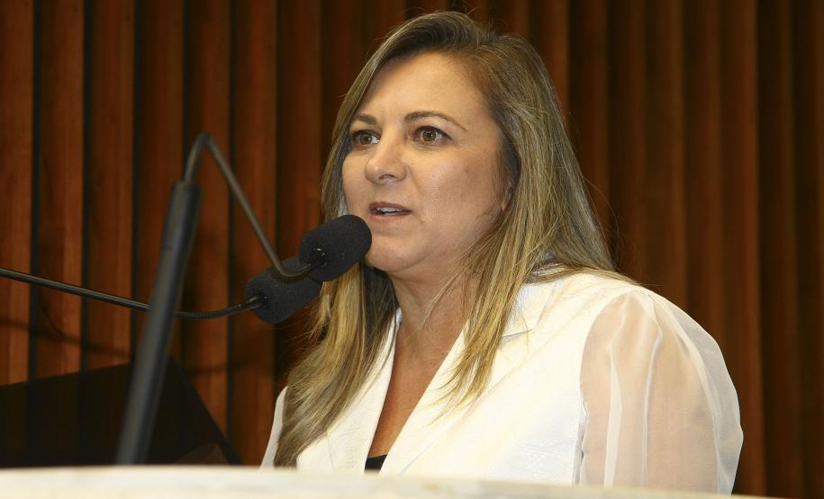 Paraná fecha 2013 com mais receita própria e menos repasses federais A arrecadação do Paraná chegou a R$ 32,14 bilhões em 2013, volume maior que o do ano anterior, que foi de R$ 27,83 bilhões