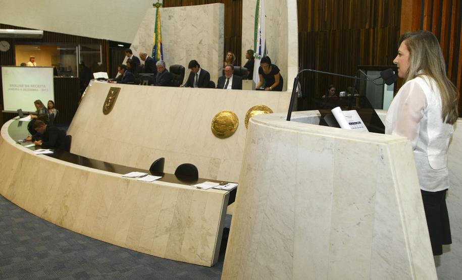 Paraná fecha 2013 com mais receita própria e menos repasses federais A arrecadação do Paraná chegou a R$ 32,14 bilhões em 2013, volume maior que o do ano anterior, que foi de R$ 27,83 bilhões