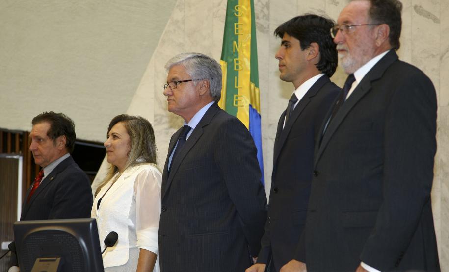 Paraná fecha 2013 com mais receita própria e menos repasses federais A arrecadação do Paraná chegou a R$ 32,14 bilhões em 2013, volume maior que o do ano anterior, que foi de R$ 27,83 bilhões