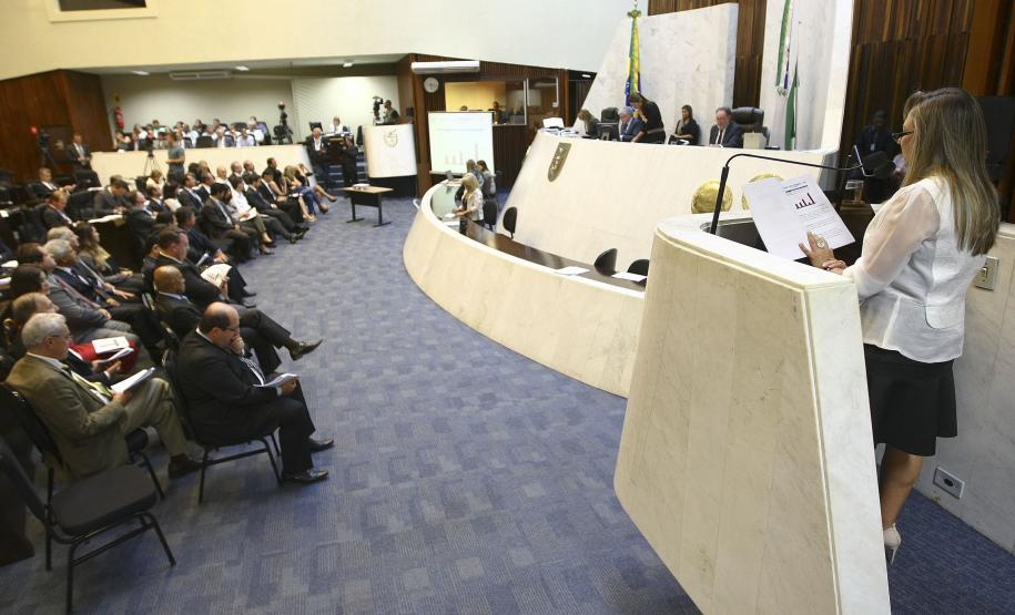 Paraná fecha 2013 com mais receita própria e menos repasses federais A arrecadação do Paraná chegou a R$ 32,14 bilhões em 2013, volume maior que o do ano anterior, que foi de R$ 27,83 bilhões