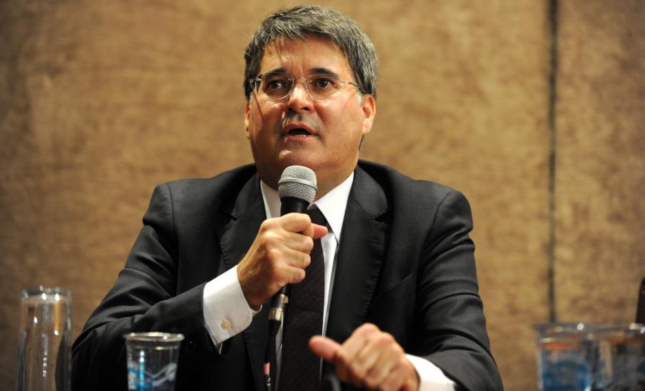 “Trabalho, trabalho e trabalho.” Assim o novo secretário da Fazenda, Luiz Eduardo Sebastiani, definiu como será sua gestão à frente da pasta. Ele destacou que para isso conta com um grupo de elite do funcionalismo público, ao se referir aos auditores fiscais e demais funcionários da secretaria e da Receita Estadual.