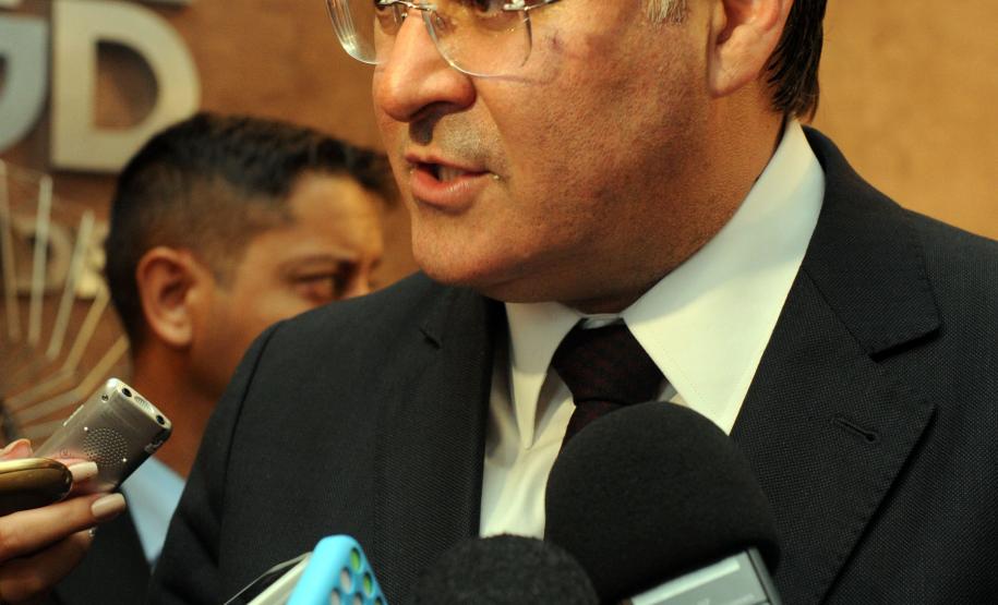 “Trabalho, trabalho e trabalho.” Assim o novo secretário da Fazenda, Luiz Eduardo Sebastiani, definiu como será sua gestão à frente da pasta. Ele destacou que para isso conta com um grupo de elite do funcionalismo público, ao se referir aos auditores fiscais e demais funcionários da secretaria e da Receita Estadual.