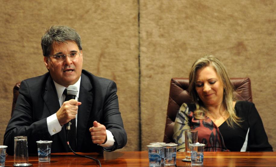 “Trabalho, trabalho e trabalho.” Assim o novo secretário da Fazenda, Luiz Eduardo Sebastiani, definiu como será sua gestão à frente da pasta. Ele destacou que para isso conta com um grupo de elite do funcionalismo público, ao se referir aos auditores fiscais e demais funcionários da secretaria e da Receita Estadual.