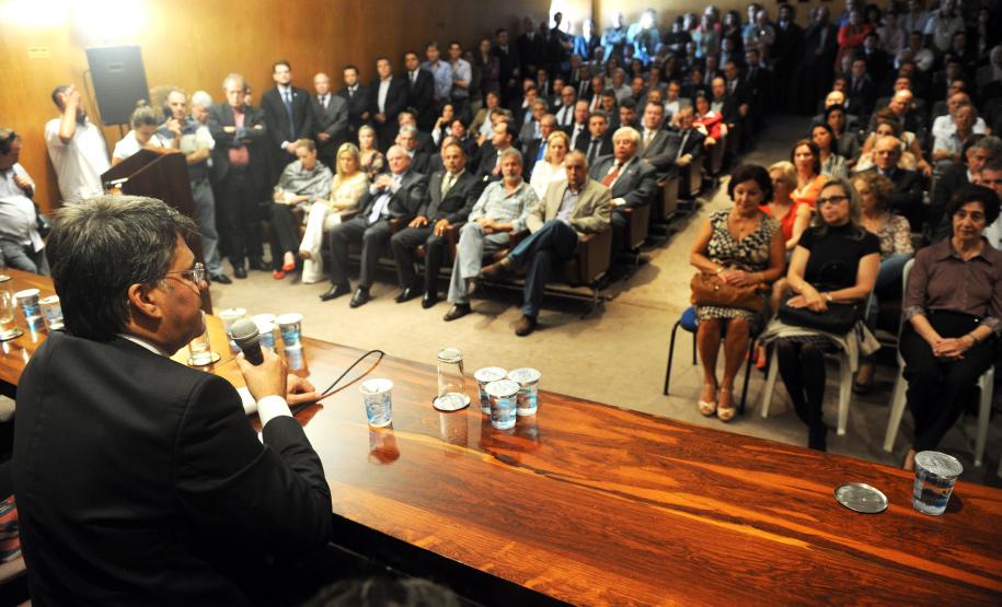 “Trabalho, trabalho e trabalho.” Assim o novo secretário da Fazenda, Luiz Eduardo Sebastiani, definiu como será sua gestão à frente da pasta. Ele destacou que para isso conta com um grupo de elite do funcionalismo público, ao se referir aos auditores fiscais e demais funcionários da secretaria e da Receita Estadual.