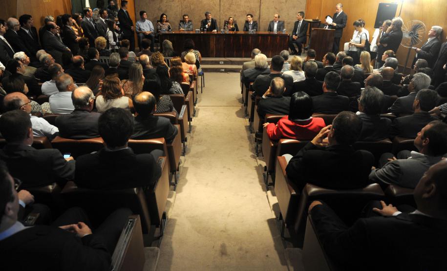 “Trabalho, trabalho e trabalho.” Assim o novo secretário da Fazenda, Luiz Eduardo Sebastiani, definiu como será sua gestão à frente da pasta. Ele destacou que para isso conta com um grupo de elite do funcionalismo público, ao se referir aos auditores fiscais e demais funcionários da secretaria e da Receita Estadual.