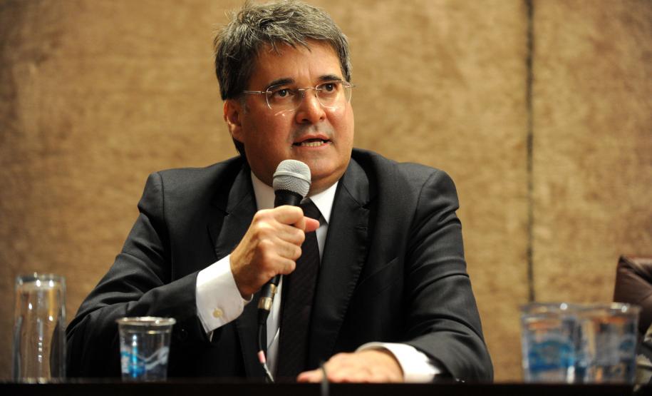 Os contribuintes paranaenses já podem utilizar o sistema de Desembaraço Eletrônico de Importação (DEIM) para a liberação de mercadorias. O processo, disponibilizado na segunda-feira (7), reduz a burocracia, padroniza os procedimentos e agiliza toda a operação. A partir do dia 2 de junho, para liberar os produtos, o importador será obrigado a utilizar o DEIM, que, por enquanto, é opcional.