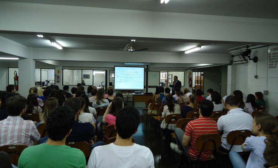 Receita Estadual ministra palestra sobre ITCMD para acadêmicos de Direito da UEL O Inspetor Regional de Tributação da 8ª Delegacia Regional da Receita de Londrina, Dalton Lazaro Soares, ministrou palestra para cerca de 230 alunos do 4º ano do Curso de Direito da Universidade Estadual de Londrina (UEL) na “Semana de Integração”, em fevereiro. A promoção foi do Escritório de Aplicação de Assuntos Jurídicos (EAAJ) e da Coordenação de Estágio do Curso de Direito com o objetivo de capacitar alunos sobre o Sistema ITCMD WEB.